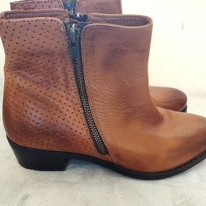 Diba Women Left Side Right Side Zip Boots Size 7